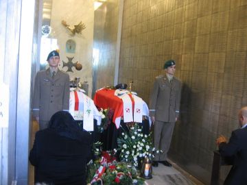 Warta honorowa podchorążych WAT przy doczesnych szczątkach Biskupa Polowego i Jego Sekretarza.jpg